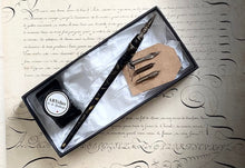 Charger l'image dans la galerie, Coffret calligraphie (1 porte-plume, 3 plumes et 1 encrier)
