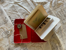 Load image into Gallery viewer, Carnet boite métal rouge