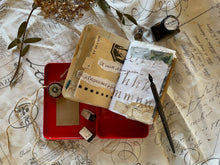 Load image into Gallery viewer, Carnet boite métal rouge