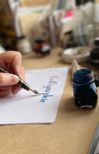 Charger l'image dans la galerie, Coffret calligraphie (1 porte-plume, 3 plumes et 1 encrier)