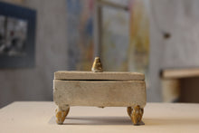 Charger l&#39;image dans la galerie, Petite boîte en Raku avec feuille d&#39;or
