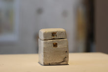 Load image into Gallery viewer, Ceramic box with gold leaf
